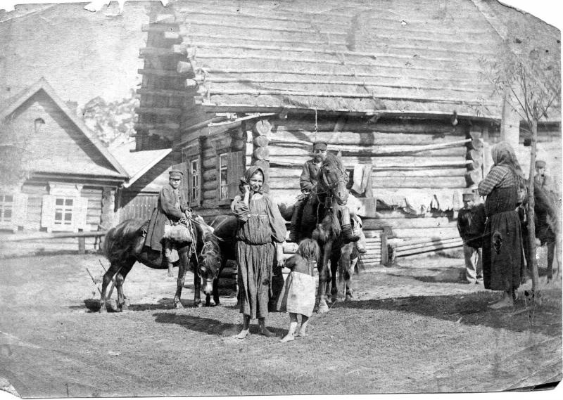 В деревне Дата съемки: 1910-е Авторство снимка приписывается Алексею Мазурину.