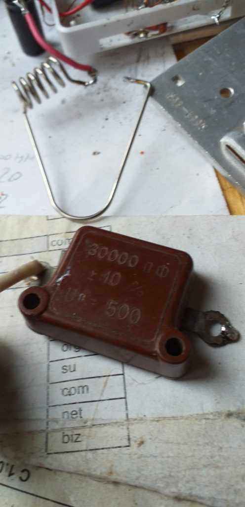 Слюдяной на 500 вольт 1953 года - советская радиодеталь с ламповой техники. Сверху сопротивлятор для измерения тока - 60 ампер импульсы выдерживает, 0.07 ома по прибору. (источник питания почти с нулевым сопротивлением внутренним и емкость 3300 мкф у проверяемой схемы).