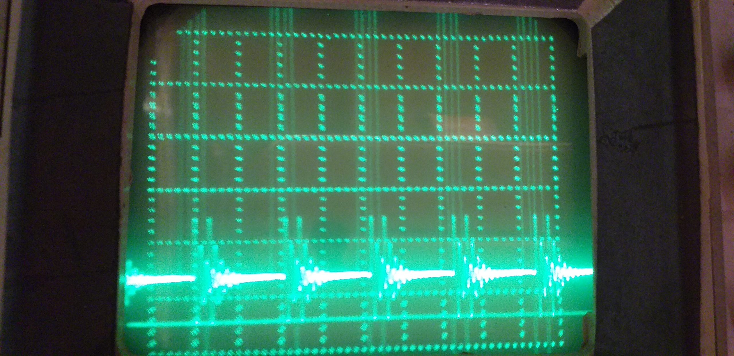 Шерстистость сигнала почти убирает демпфер - емкость 100 пикофарад на киловольт и резистор не меньше ватта 120 ом можно 47 если выше частота, подобрать. Он должен добавлять яркость при том же токе от источника.