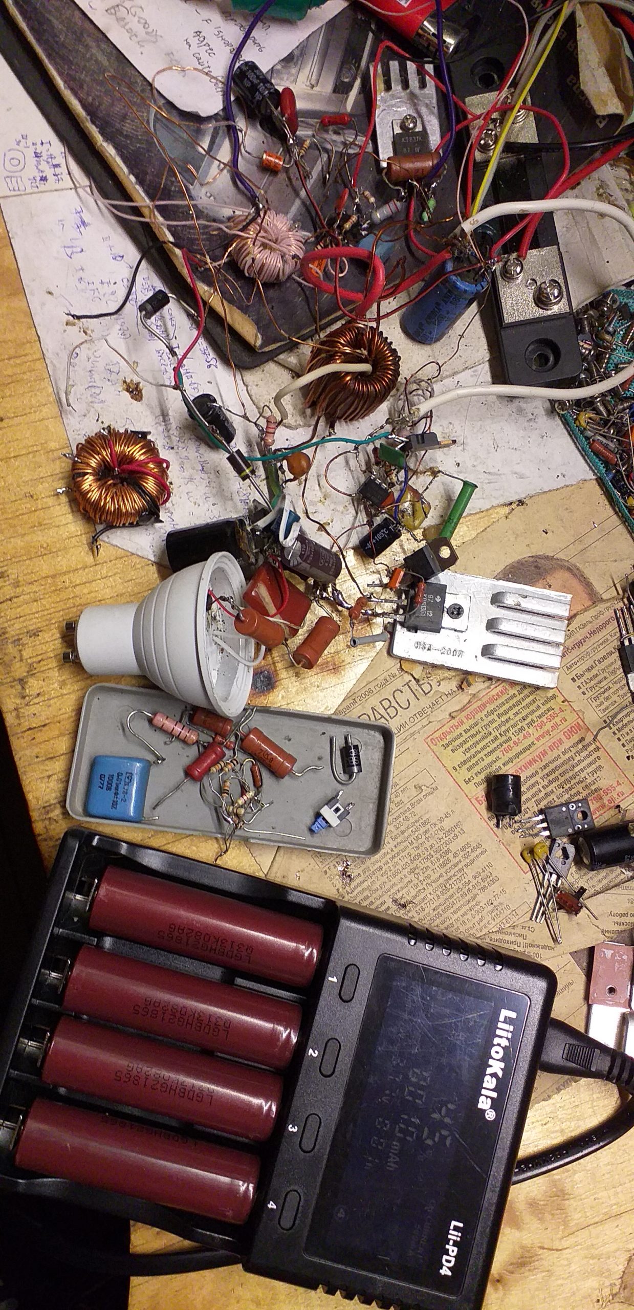 Литиевые HG2 18650. Курить вредно а 20 ампер для такого фонаря не помешает. Можно и обычные - ток 1 ампер с каждого.Но эти работают дольше.