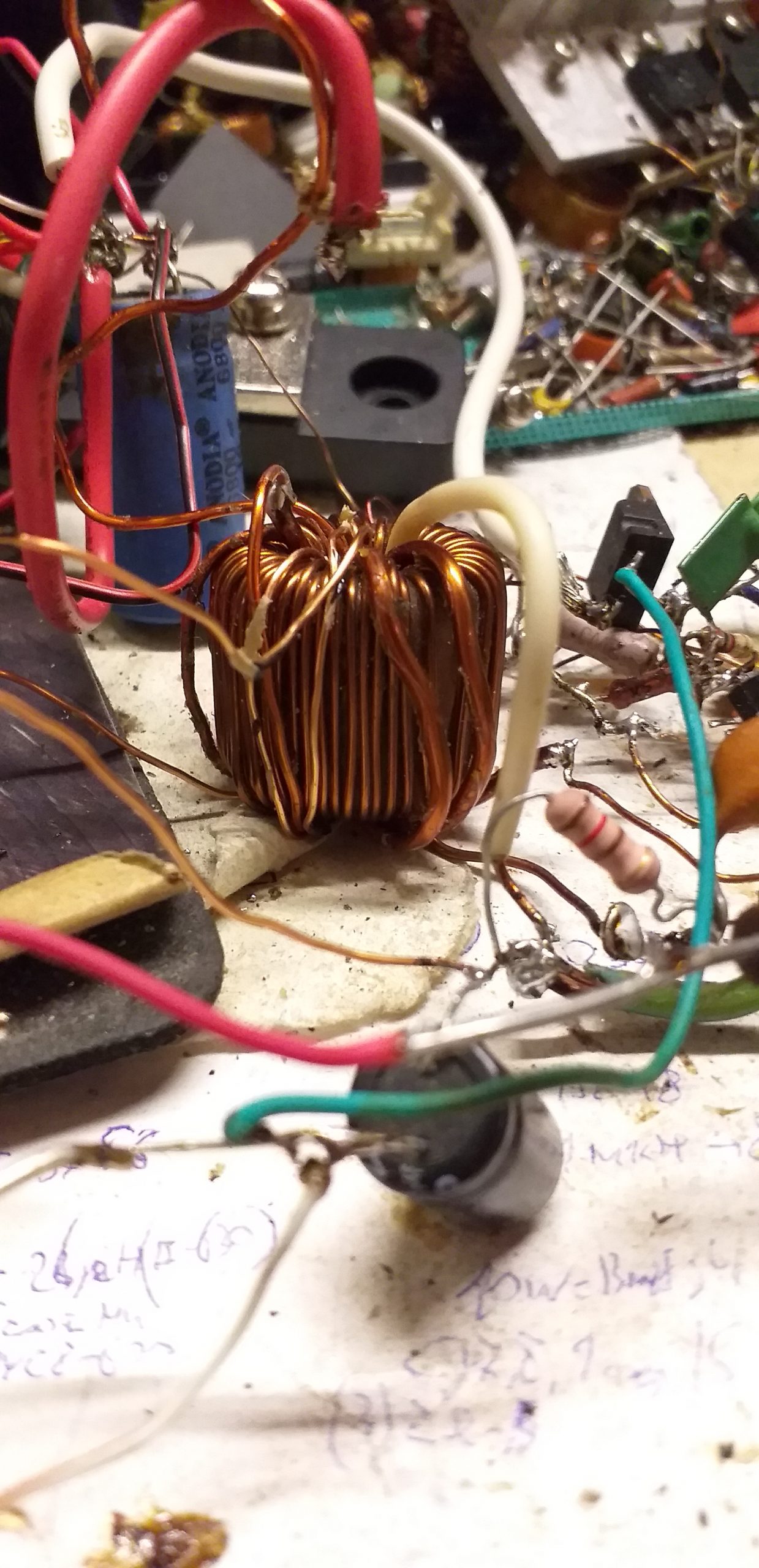 испытание 3 и 4 витка 1.7 вольта и 204 на выходе, 3 ферритовых кольца без зазора. 6 витков - 17 вольт на первичной и 207 на вторичной, 2.5 вольта питание, работает от 2.2 вольт