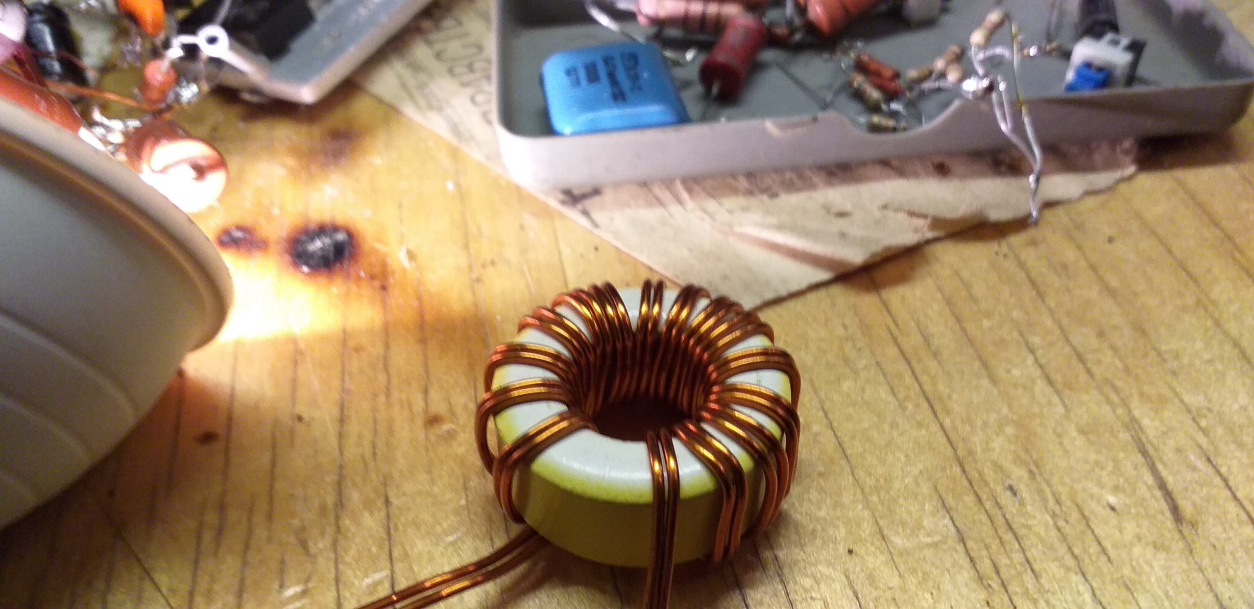 Кольцо 3 см и первичная обмотка до 16 ампер 2 по 0.8 14 витков 23 uH. На напряжение 3 вольта а проверял на 7, лучше подходит чем феррит.