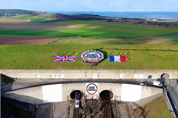 Пожалуй самый известный - Евротоннель. Соединяет Великобританию и Францию. Открыт в 1994 году. Напомню, что он исключительно железнодорожный, автомобильного движения по нему нет