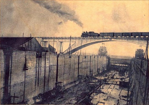 Один мост все же был построен в этом месте -это железнодорожный мост Бачелиса (эт архитектор) Рижского направления 