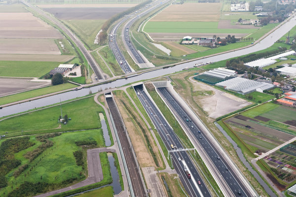 Еще неизвестно, чего больше в Нидерландах дорог или каналов. Есть там, к примеру, в округе Haarlemmermeer кольцевой канал (типа МКАД, только для судов). Так что там таких объектов хоть пруд пруди