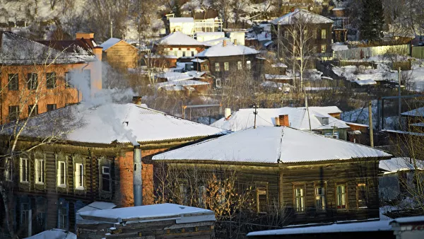 Вид на деревянные дома Томска со смотровой башни Музея истории