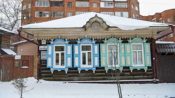 Деревянное зодчество на фоне современных кирпичных многоэтажек в Томске