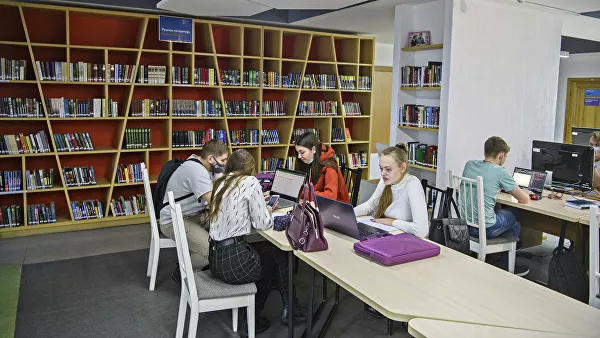 Студенты занимаются в библиотеке Томского государственного университета (ТГУ)
