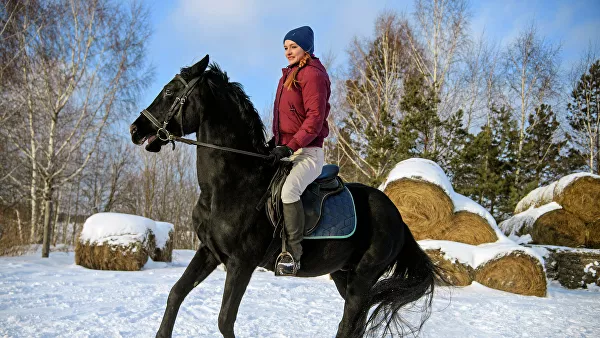 Девушка катается на лошади. Конные прогулки в клубе Русичи близ Томска доступны круглый год