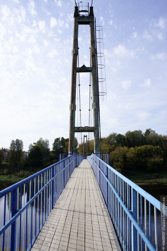 Подвесной пешеходный мост был построен в 1978 г. До этого Волгу пересекал паром.