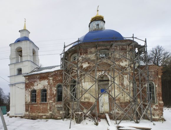 Рядом сохранилась церковь Покрова Пресвятой Богородицы построенная в 1826 году. В советское время в церкви были котельная, прачечная и баня, за годы советской власти её ни разу не ремонтировали, зато сейчас её постепенно восстанавливают, а рядом с ней сохранилось здание бывшей школы и какая-то хозяйственная постройка.