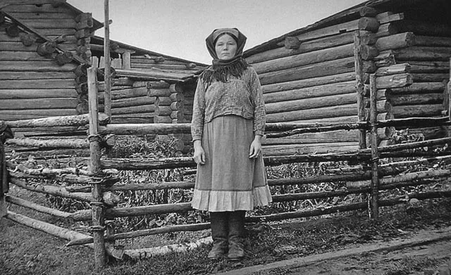 molodaja-zamuzhnjaja-zhenshhina-v-kokoshnike.-derevnja-mysy-gajnskogo-rajona-1948-god.-foto-vera-belicer.-gosudarstvennyj-arhiv-permskogo-kraja-jpg Итоги национальной политики в Коми-Пермяцком округе (Пермский край)